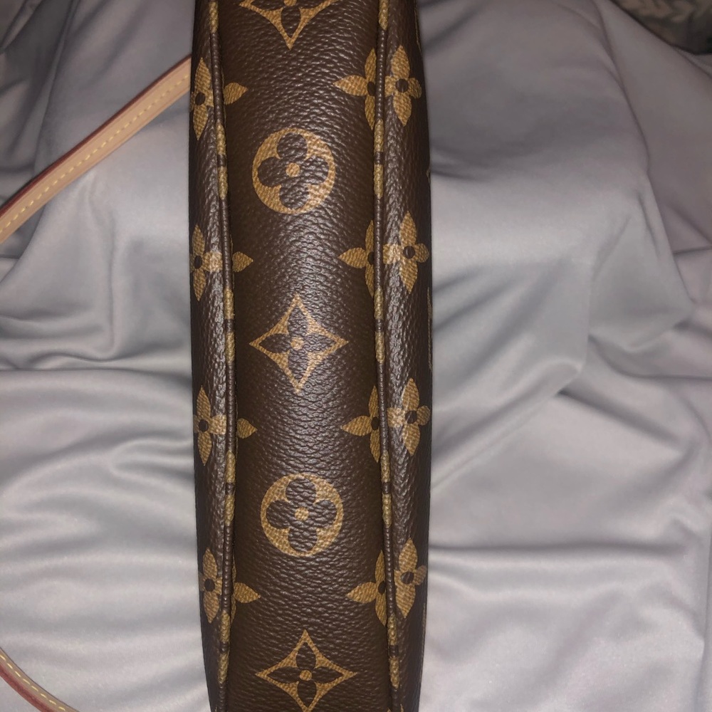 Louis Vuitton Pochette barely used. Almost new.
